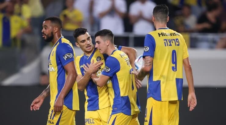 שחקני מכבי תל אביב חוגגים (רדאד ג'בארה) שחקני מכבי תל אביב חוגגים