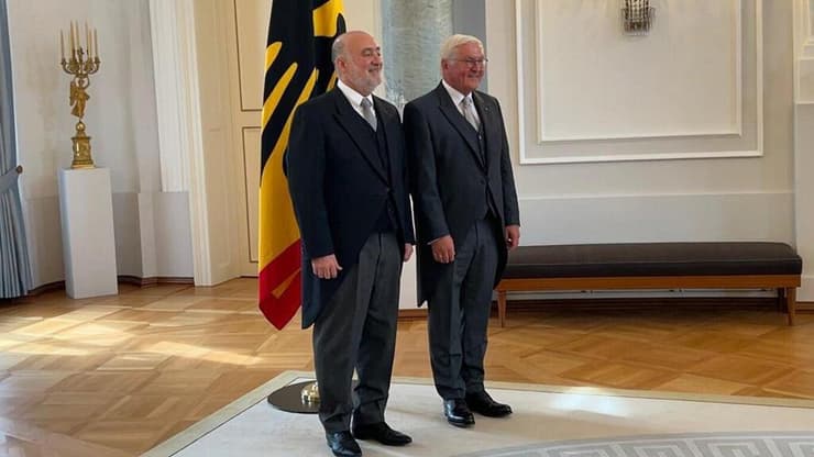 השגריר החדש בגרמניה רון פרושאור מגיש את כתב האמנה לנשיא שטיינמאייר