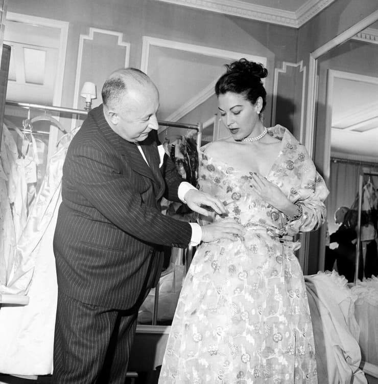 כריסטיאן דיור מעצב שמלה לאווה גרדנר, 1956