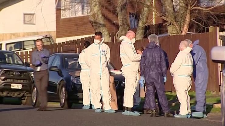 ניו זילנד צוות זיהוי פלילי בכניסה לבית שבו גרה המשפחה שקנתה מזוודות ב מכירה פומבית וגילתה בהן גופות ילדים 11 באוגוסט