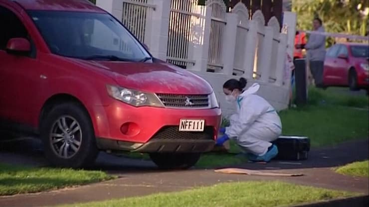 ניו זילנד צוות זיהוי פלילי בכניסה לבית שבו גרה המשפחה שקנתה מזוודות ב מכירה פומבית וגילתה בהן גופות ילדים 11 באוגוסט