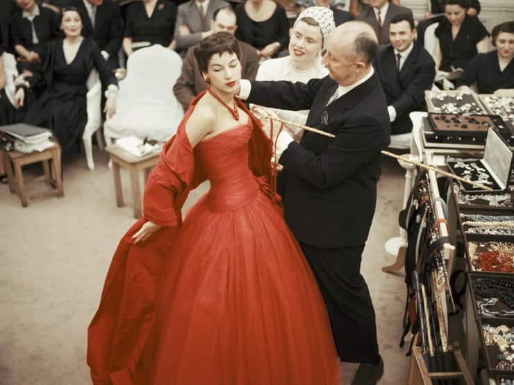 כריסטיאן דיור ודוגמנית בתצוגת הוט קוטור, 1954