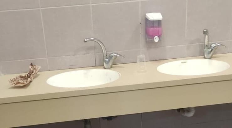 שירותים באצטדיון לוד (נעם אוחיון) שירותים באצטדיון לוד