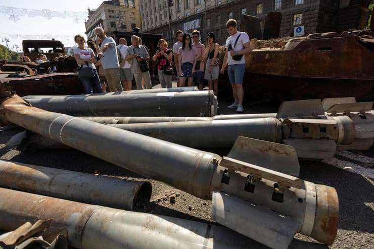 אוקראינה מציגים ציוד צבאי רוסי הרוס ב בירה קייב לפני יום העצמאות