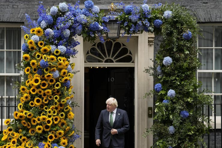 אוקראינה ראש ממשלת בריטניה בוריס ג'ונסון בדאונינג 10 עם פרחים בצבעי הדגל האוקראיני