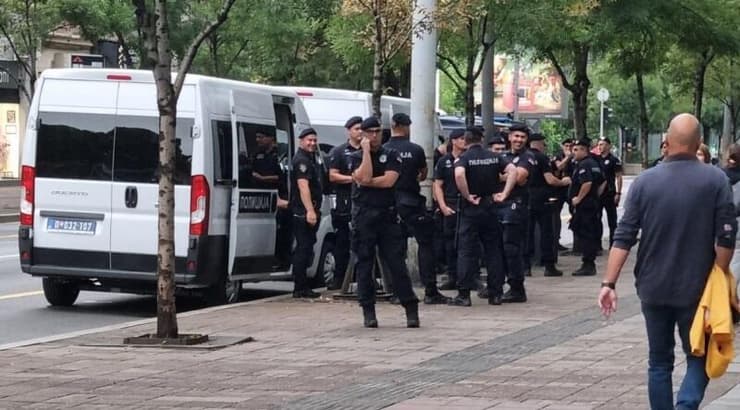 כוחות האבטחה בבלגרד מחוץ למלון של מכבי חיפה