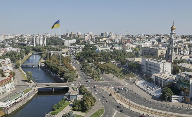 אוקראינה דגל אוקראינה מונף מעל העיר חרקוב ביום הדגל האוקראיני לפני יום העצמאות