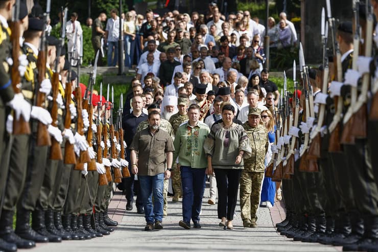 טקס לזכר קורבנות ה מלחמה מול רוסיה בעיר לבוב שבמערב אוקראינה ב יום ה עצמאות של המדינה