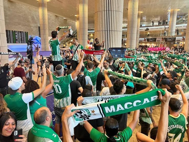 אוהדי מכבי חיפה מחכים לשחקנים בנמל התעופה