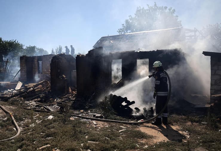 בית מחוז דונייצק אוקראינה נפגע מ הפצצות של רוסיה
