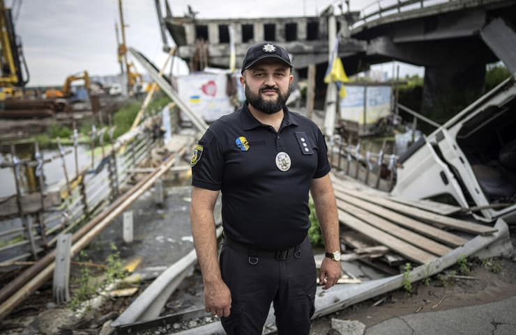 השוטר האוקראיני רוסלאן חוסיינב ב אירפין בפרברי קייב מלחמה אוקראינה רוסיה