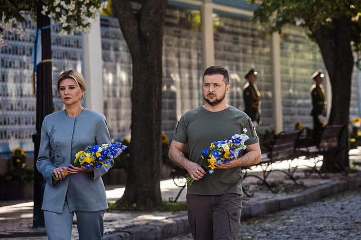 נשיא אוקראינה וולודימיר זלנסקי ורייעתו אולנה מניחים ב קייב פרחים לזכר חיילים שנהרגו ב מלחמה עם רוסיה ביום ה עצמאות של אוקראינה