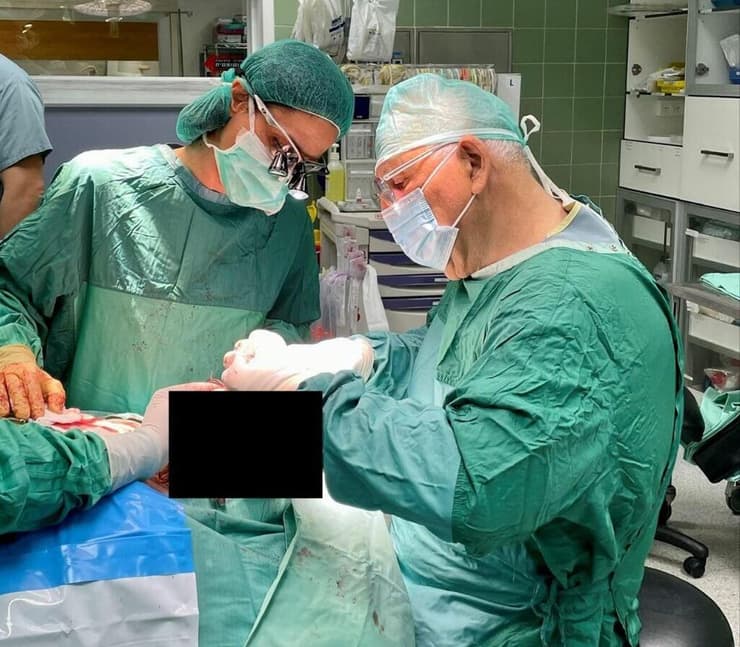 המנתח האב ד"ר נודר ברטל במהלך הניתוח עם בתו ד"ר קרן ברטל בחדר הניתוח בכרמל.