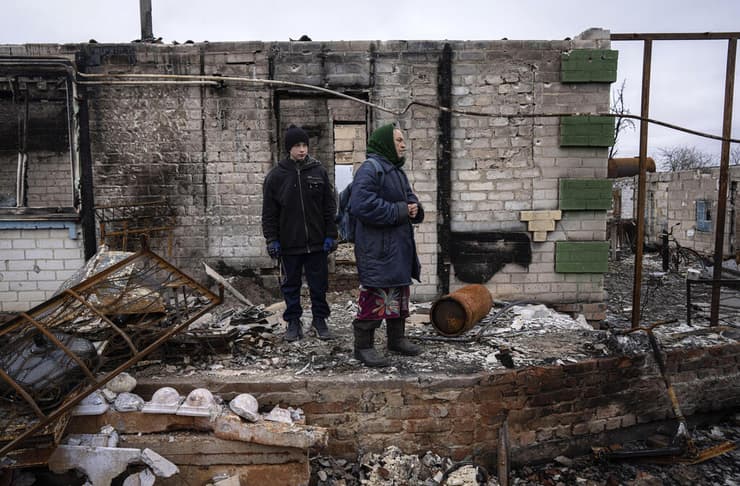 דניק ראק אוקראיני בן 12 ליד הריסות ביתו שהופצץ באזור צ'רניהיב בתחילת ה מלחמה בין רוסיה ל אוקראינה