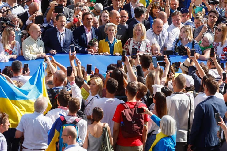 נשיאת הנציבות של האיחוד האירופי אורסולה פון דר ליין מניפה את דגל אוקראינה בטקס ב בריסל לציון יום ה עצמאות של אוקראינה בצל מלחמה עם רוסיה