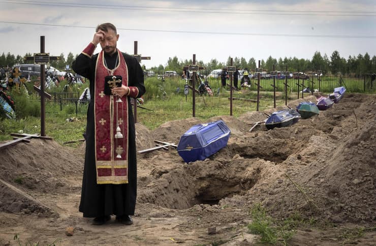 כומר בשם אנדריי שסייע לקבור גופות לא מזוהות מחוץ ל כנסייה ב עיירה בוצ'ה בפרברי קייב במהלך הכיבוש הרוסי שלה בתחילת ה מלחמה אוקראינה רוסיה