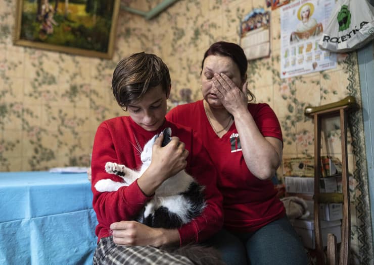 דניק ראק עם אמו לודמילה שנפצעה קשה בהפגזה רוסית באזור צ'רניהיב בתחילת ה מלחמה בין רוסיה ל אוקראינה