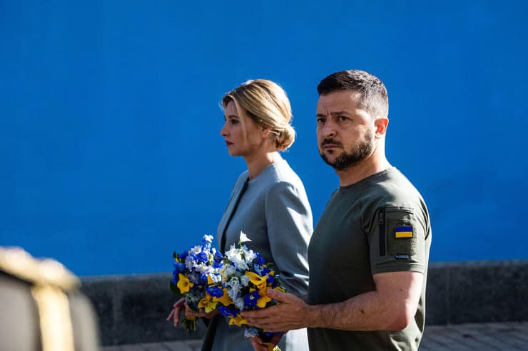 נשיא אוקראינה וולודימיר זלנסקי ורייעתו אולנה מניחים ב קייב פרחים לזכר חיילים שנהרגו ב מלחמה עם רוסיה ביום ה עצמאות של אוקראינה