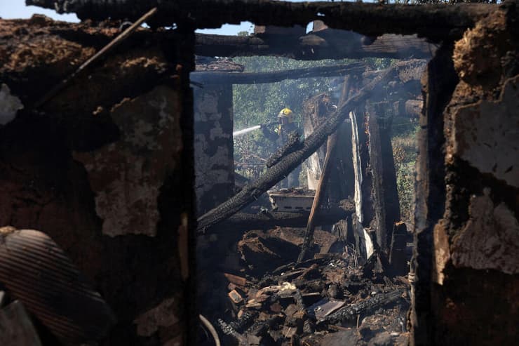 בית מחוז דונייצק אוקראינה נפגע מ הפצצות של רוסיה