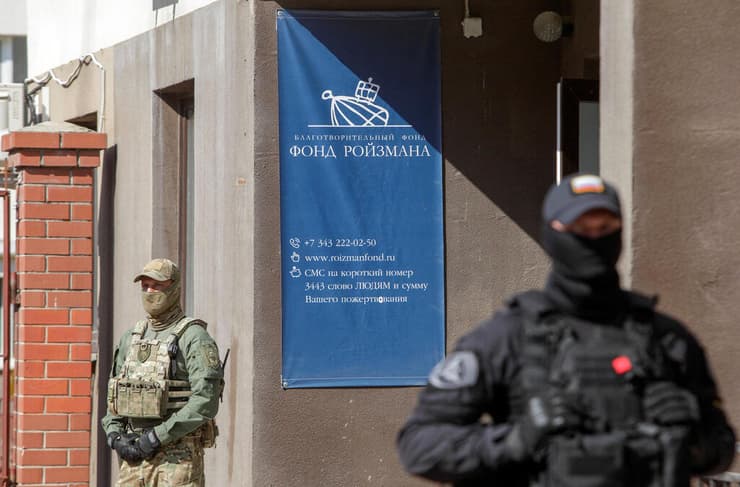 שוטרים ב רוסיה עומדים מחוץ למשרדי קרן הצדקה של בכיר האופוזיציה יבגני רויזמן בעיר יקטרינבורג במקביל למעצרו