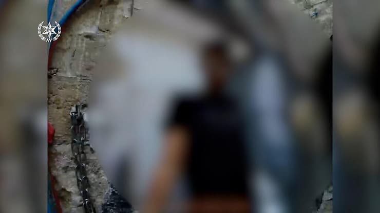 תיעוד: 3 חשודים זורקים חפצים על עוברי אורח בעיר העתיקה ונעצרים ע״י המשטרה