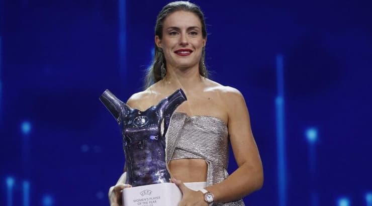 אלכסייה פוטייאס עם פרס שחקנית השנה של אופ"א
