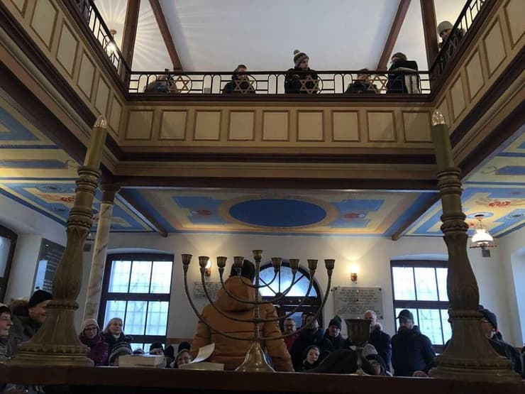 מבקרים בבית הכנסת