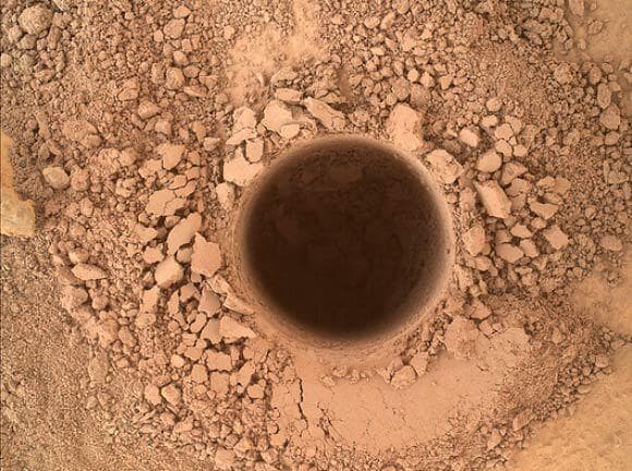 ניתוח של הרכב הסלעים במאדים. צילום של אחד הקידוחים שעשה הרובר בשיפולי הר שארפ