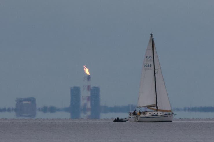 להבת אש שנגרמת משריפה של גז ב רוסיה באזור פורטוביה כפי שהיא נראית מ מפרץ פינלנד