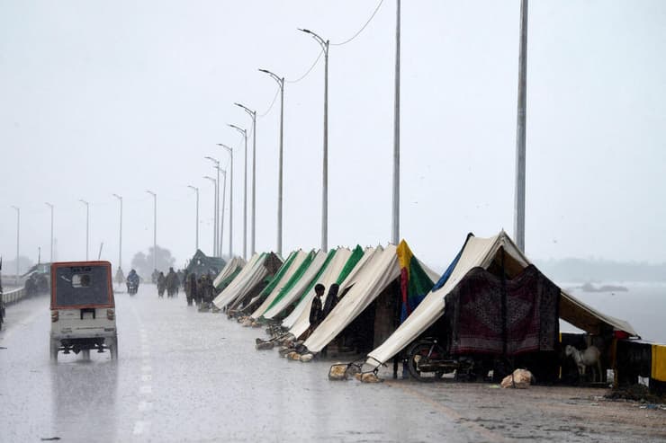 פקיסטן מחוז סינד שיטפונות עקורים משתכנים ב אוהלים בצד הכביש