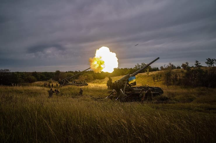 חיילים אוקראינים יורים ב תותח הפגזה ארטילריה בקו החזית באזור חרקוב אוקראינה מלחמה עם רוסיה 26 באוגוסט