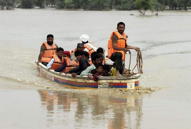 חילוץ לכודים בשיטפונות של 2022. הצפי היה לגידול של 18% בנישואי הילדות - שימחק 5 שנות התקדמות (צילום: AP) פקיסטן שיטפונות גשמי מונסון פונג'ב