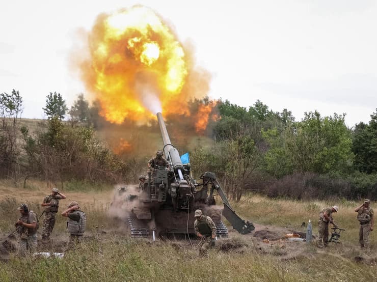 חיילים אוקראינים יורים ב תותח הפגזה ארטילריה בקו החזית באזור דונייצק חבל דונבאס אוקראינה מלחמה עם רוסיה 26 באוגוסט