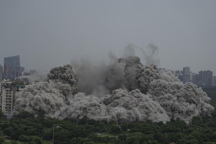 פיצוץ מבוקר השמדת שני מגדל מגדלים גורד שחקים ב נוידה פרבר של ניו דלהי ב הודו בגלל שנבנו בניגוד לחוק 