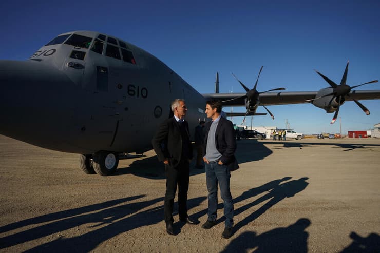 מזכ"ל נאט"ו ינס סטולטנברג בביקור עם ראש ממשלת קנדה ג'סטין טרודו ב תחנת מחקר ב חוג הארקטי ב טריטוריית נונאווט בצפון קנדה 25 באוגוסט
