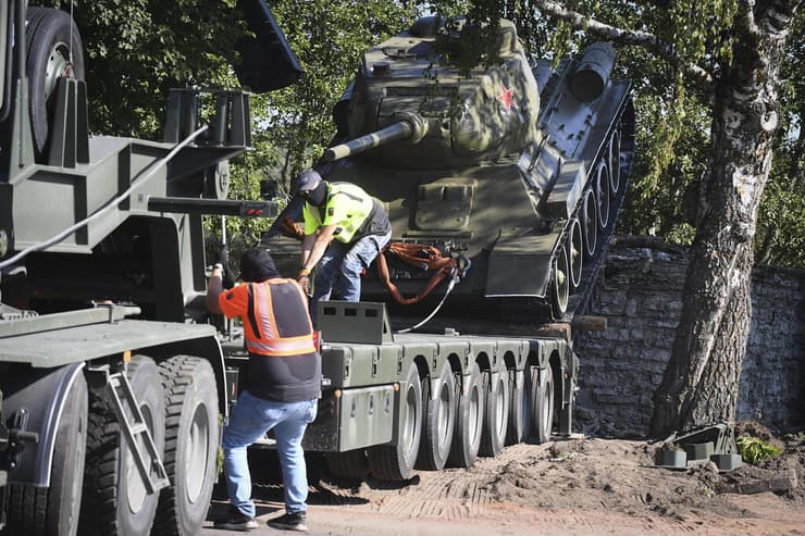 אסטוניה מסלקים טנק סובייטי שהוצב כ אנדרטה ליד הגבול עם רוסיה
