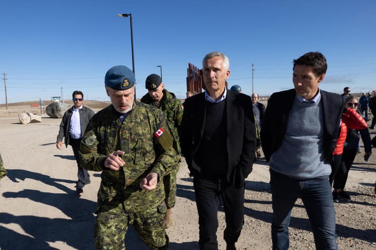 מזכ"ל נאט"ו ינס סטולטנברג בביקור עם ראש ממשלת קנדה ג'סטין טרודו ב תחנת מחקר ב חוג הארקטי ב טריטוריית נונאווט בצפון קנדה 25 באוגוסט