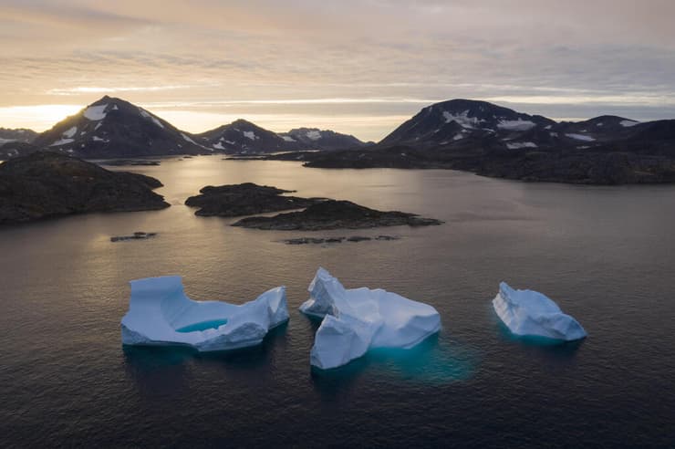 קרחונים באזור האי קולוסוק של גרינלנד החוג הארקטי ארכיון
