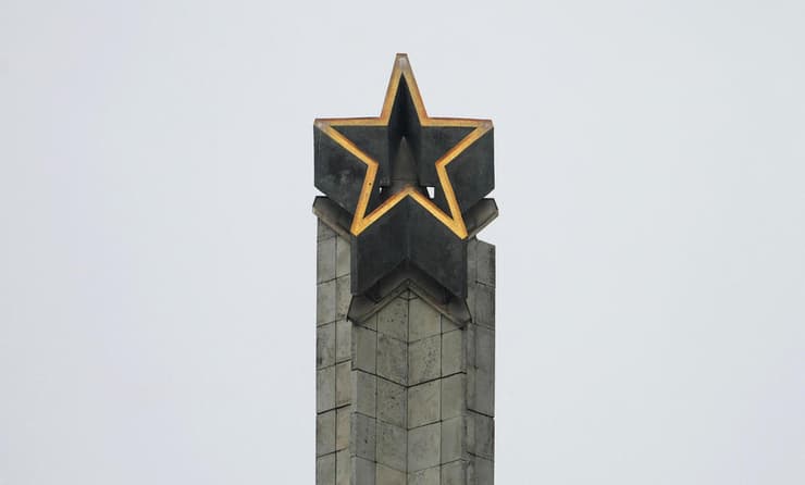 לטביה הפלה של אנדרטה סובייטית מלחמה אוקראינה רוסיה