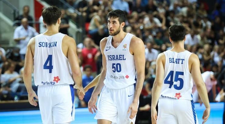 שחקני נבחרת ישראל מאוכזבים