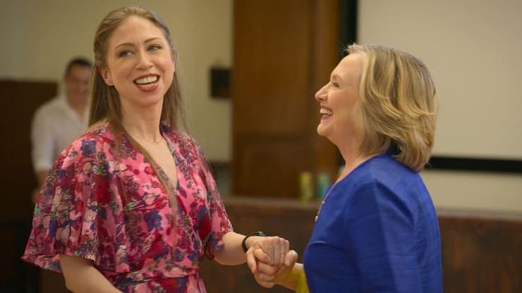 לא כריזמטיות מספיק. הילרי וצ'לסי קלינטון, מתוך Gutsy (צילום: באדיבות אפל tv) מתוך Gutsy