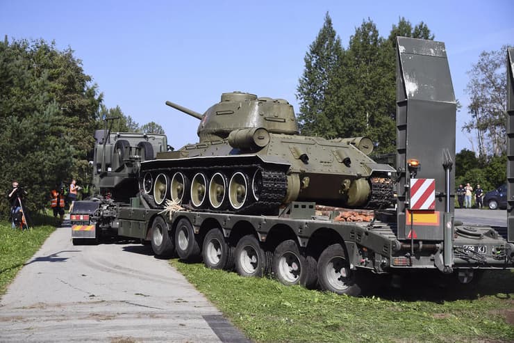 אסטוניה מסלקים טנק סובייטי שהוצב כ אנדרטה ליד הגבול עם רוסיה