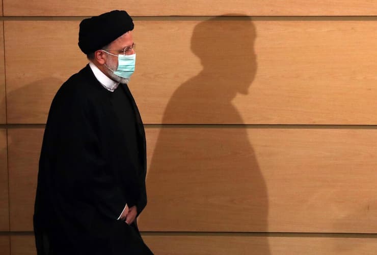 נשיא איראן איברהים ראיסי מסיבת עיתונאים שנה לכהונתו הסכם הגרעין