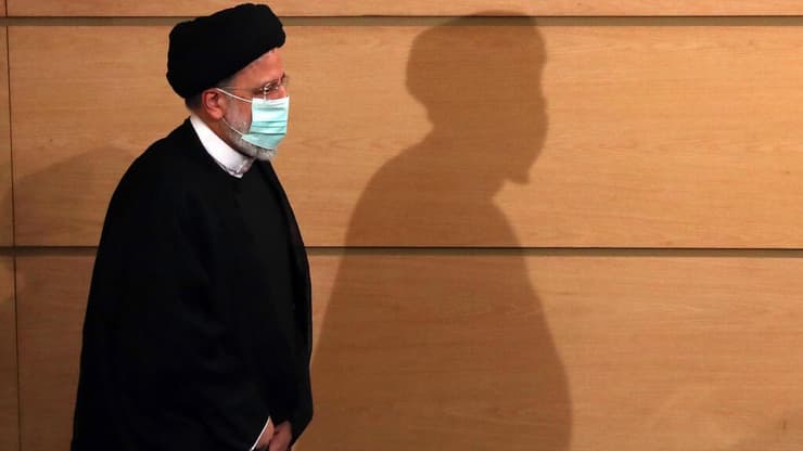נשיא איראן איברהים ראיסי מסיבת עיתונאים שנה לכהונתו הסכם הגרעין