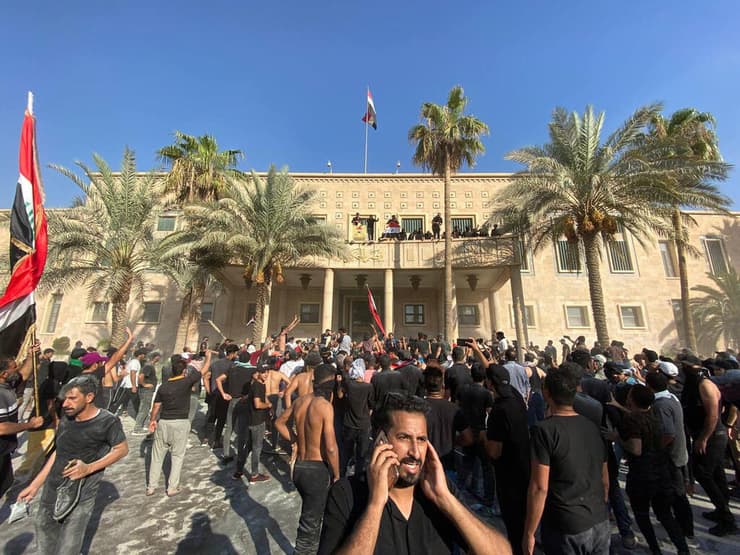 תומכיו של מוקתדא א-סדר פורצים לארמון הממשלה ב בגדד עיראק