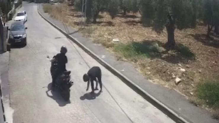 תיעוד: החשוד וגדי עאסלה נמלט עם נשק - משטרת ישראל מבקשת את עזרת הציבור באיתורו