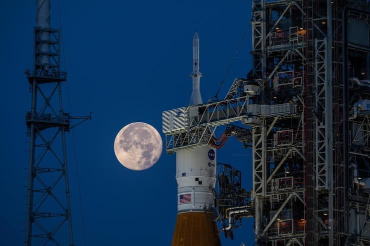 החללית אוריון על רקע היעד - הירח