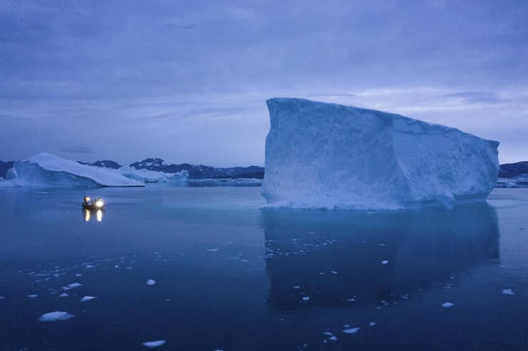 קרחון קטן צף ליד גרינלנד