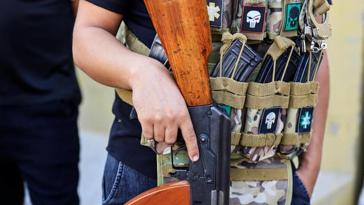 חמושים מהמיליציה של מוקתדא א-סדר באזור הירוק ב בגדד עיראק
