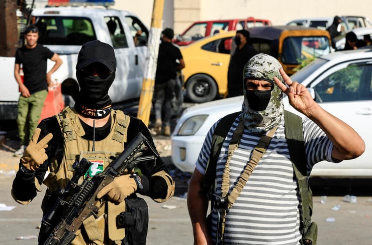 חמושים מהמיליציה של מוקתדא א-סדר באזור הירוק ב בגדד עיראק